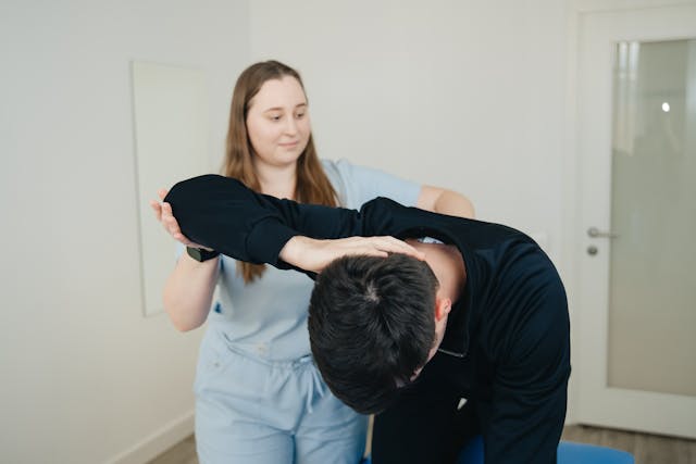 Wat doet een osteopaat bij rug- en nekklachten?